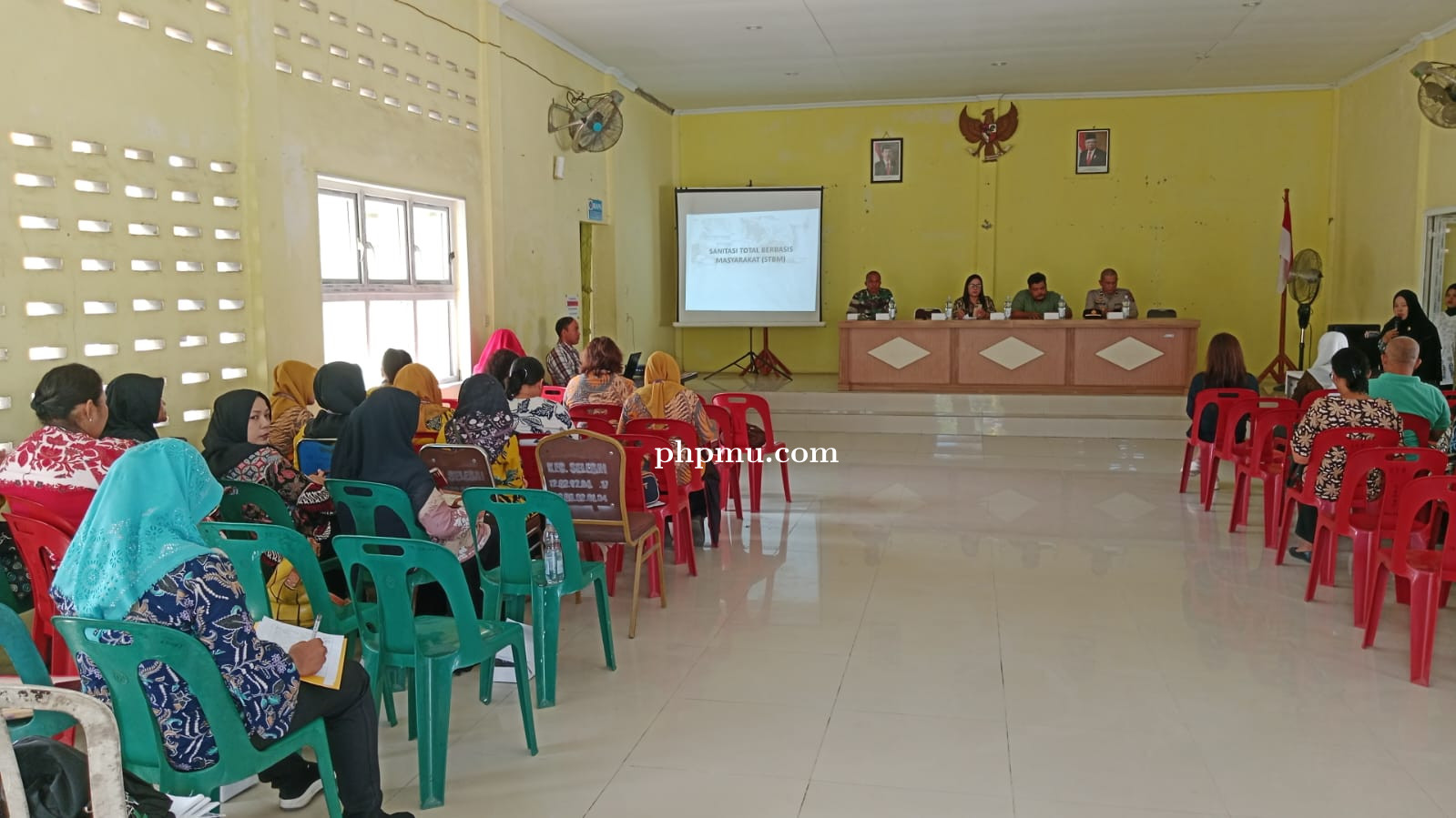 MENGIKUTI ACARA SANITASI TOTAL BERBASIS MASYARAKAT (STBM) DI AULA KANTOR CAMAT